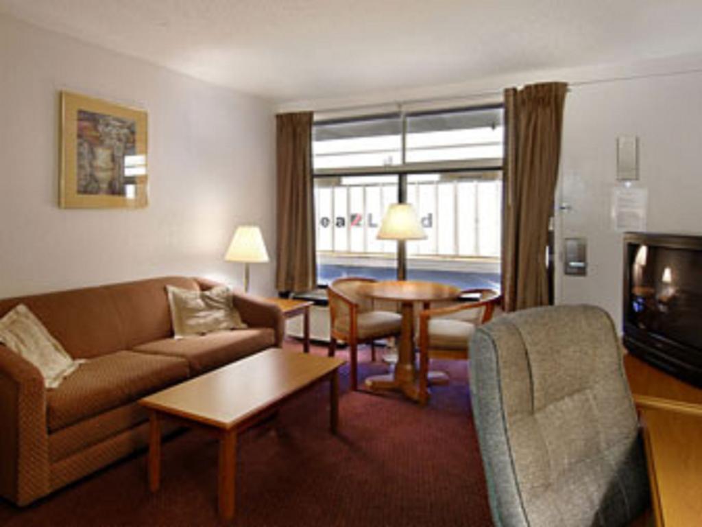 Howard Johnson Inn & Suites Columbus Room photo